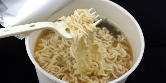 Asal Usul Mi Instan dan Merek Pertama di Indonesia
