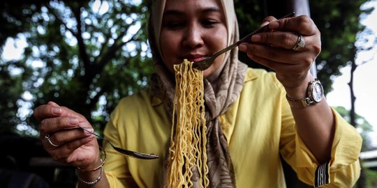 Menikmati Mie Instan Warung Kopi di Tengah Kenaikan Harga Gandum Dunia