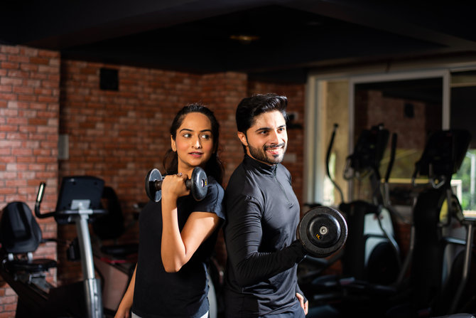 tips latihan dengan dumbbell bagi pemula yang bisa cegah cedera