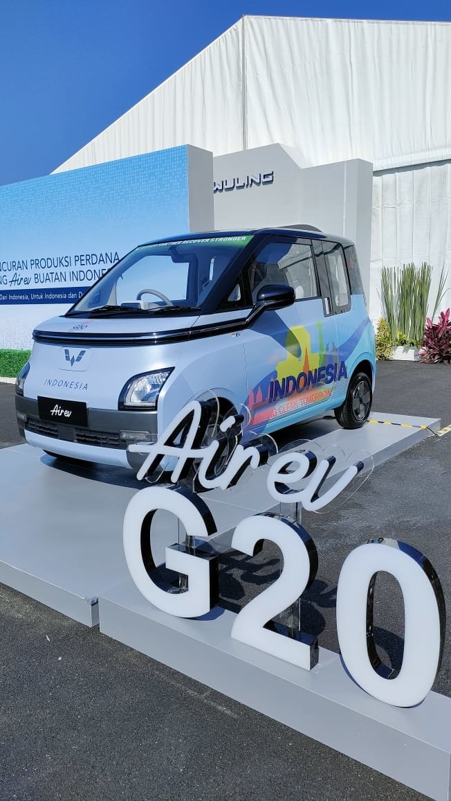 peresmian produksi perdana mobil listrik mini wuling air ev di cikarang