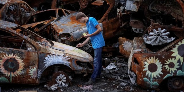 Kreasi Seniman Melukis di Mobil-Mobil Bekas Serangan Rusia