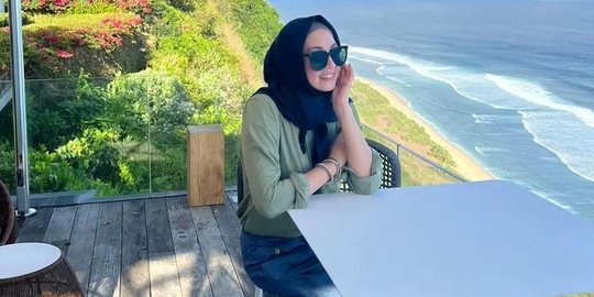 Pose Kece Dina Lorenza di Bali, Dinilai Bikin Pangling dan Cantiknya Kebangetan