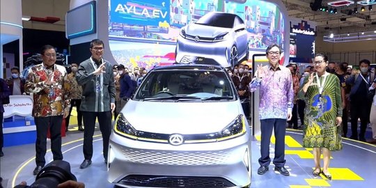 Mobil Listrik Ayla dan Rocky Hybrid Semarakkan Booth Daihatsu di GIIAS