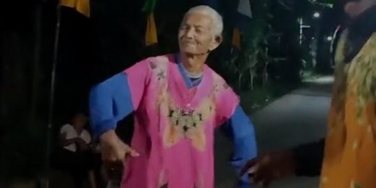 Viral Video Kakek Ikut Lomba 17-an, Pakai Daster dan Joget saat Kalahkan yang Muda