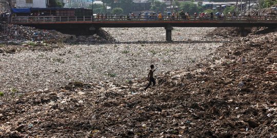 Saat Sampah Mengubah Kanal di Bangladesh Seperti Dataran