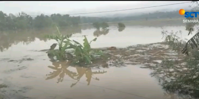 Banjir Bandang Terjang Cilacap, Bengkel Elektronik Roboh Rugi hingga Puluhan Juta