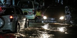 Antrean Kendaraan Terjebak Banjir di Jalan Ciracas Raya