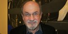 Penulis Novel Ayat-Ayat Setan Salman Rushdie Ditikam di New York