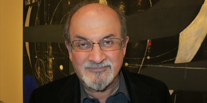 Penulis Novel Ayat-Ayat Setan Salman Rushdie Ditikam di New York