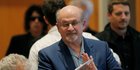 Salman Rushdie, Penulis yang Difatwa untuk Dibunuh dan Nyawanya Berharga Rp 43 Miliar