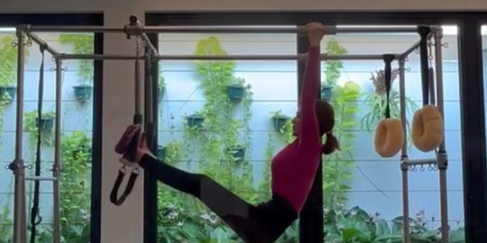 Punya Body Goals di Usia Kepala 3, Intip Potret Astrid Tiar saat Berolahraga