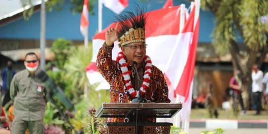 Pesan Kebangsaan Mendagri Tito saat Pembagian 10 Juta Bendera Merah Putih di Papua