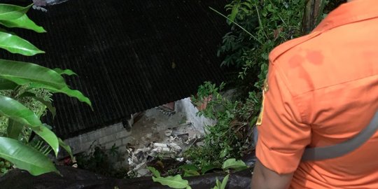 Tebing 7 Meter di Ciawi Longsor Menimpa Dua Rumah Warga