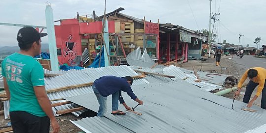 6.000 Lebih Warga Kampar Gelap Gulita Imbas Tiang Listrik Dihantam Puting Beliung