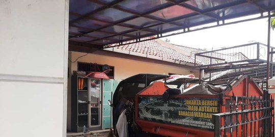 potret rumah dinas lurah dki lama tak dihuni, kotor & jadi gudang alat-alat ppsu