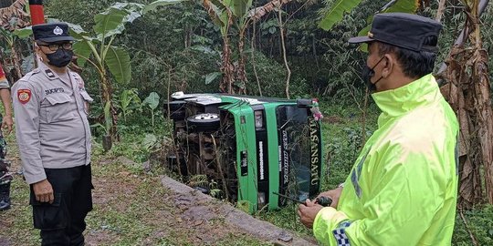 Tidak Kuat Menanjak, Bus Berisi Puluhan Pelajar di Malang Masuk Jurang