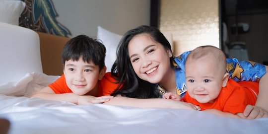5 Foto Nagita Bareng Rafathar & Rayyanza, Punya Wajah Mirip Hingga Disebut Kembar 3 5 Foto Nagita Bareng Rafathar & Rayyanza, Punya Wajah Mirip Hingga Disebut Kembar 3