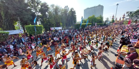 Sambut HUT Jateng ke-72, Simpang Lima Semarang Diramaikan Pertunjukan Ribuan Seniman