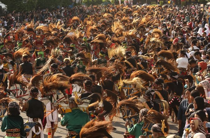 sambut hut jateng ke 72 simpang lima semarang diramaikan pertunjukan ribuan seniman