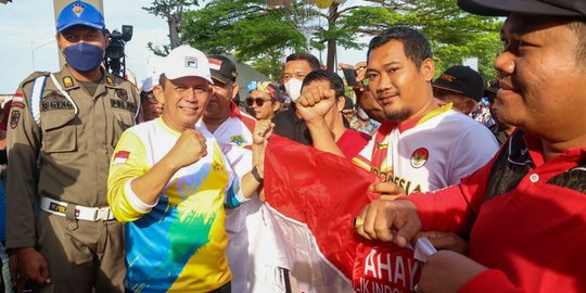 Gubernur Ansar Serahkan 2.000 Bendera Merah Putih di Karimun