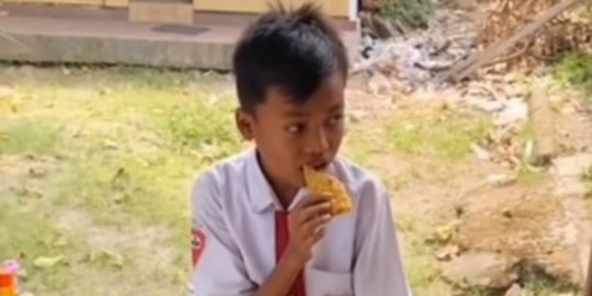 Kisah Haru Siswa SD Diberi Sepatu Guru, Beri Pelukan Terima Kasih