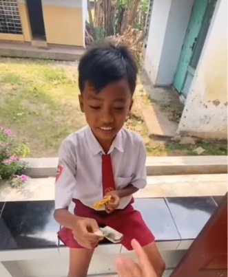 guru beri hadiah sepatu