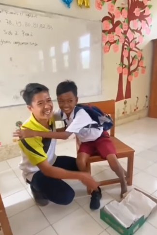guru beri hadiah sepatu