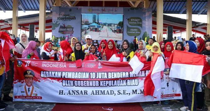 gubernur ansar serahkan 2000 bendera merah putih di karimun