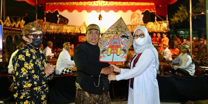 Ikuti Pergelaran Wayang Kulit, Bupati Ipuk Titip Pesan Persaudaraan