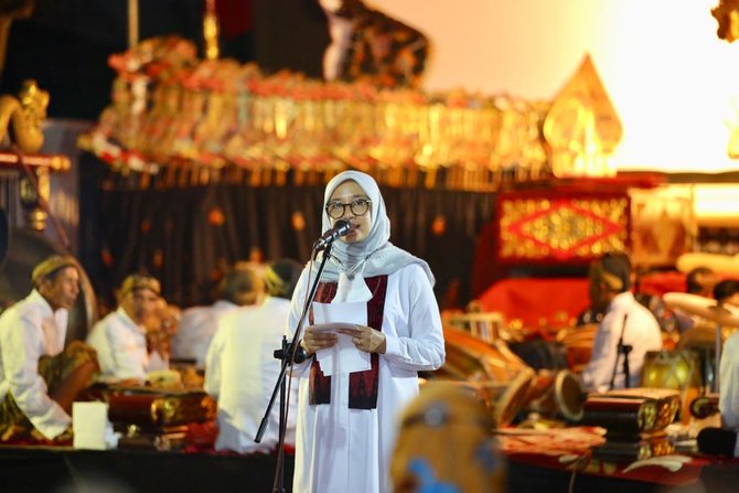 bupati banyuwangi ipuk fiestiandani menghadiri pergelaran 039wayangan suroan039