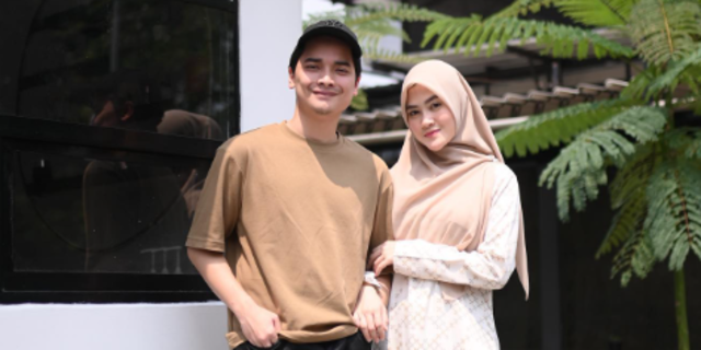 Genap Satu Tahun Pernikahan, Alvin Faiz Tulis Pesan Romantis untuk Sang Istri