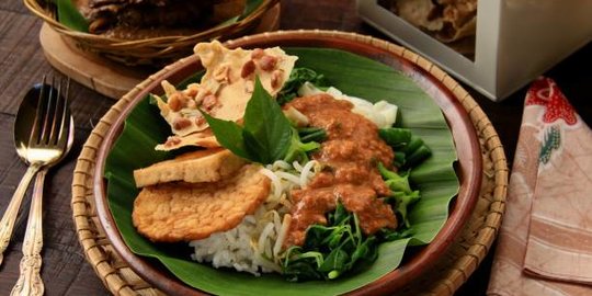 6 Resep Sambel Pecel yang Enak dan Pedas, Praktis Sesuai Selera