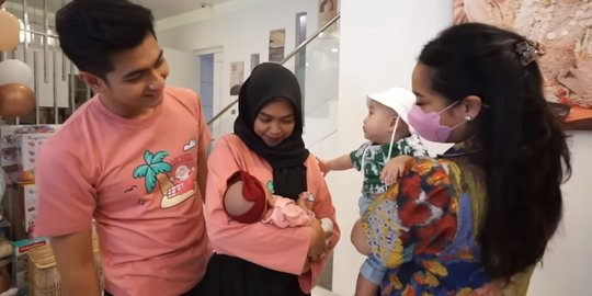 Jenguk Baby Moana, Intip Momen Nagita Slavina Berbagi Ilmu Parenting Bareng Ria Ricis