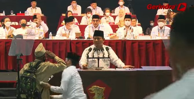 prabowo subianto dihampiri pria lanjur usia