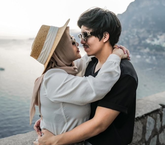 5 potret liburan atta halilintar dan aurel hermansyah di italia kunjungi positano
