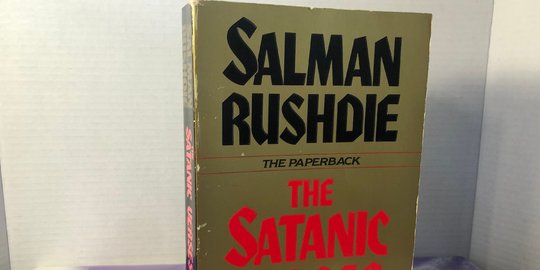 Novel Ayat-Ayat Setan Laku Keras di Eropa Setelah Salman Rushdie Ditikam