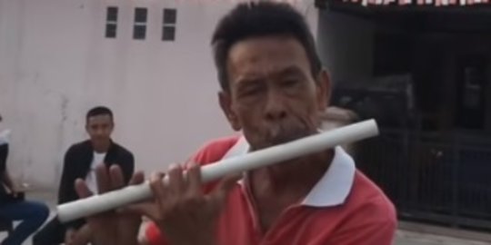 Bikin Takjub, Aksi Pria Berbakat Main Suling dari Pipa Ini Sukses Curi Perhatian