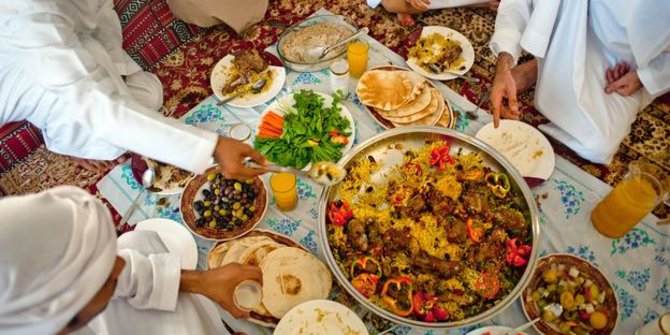 7 Adab Makan dalam Islam, Umat Muslim Wajib Tahu