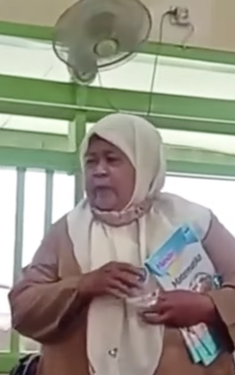 guru siram air ke siswa saat tiduran di kelas