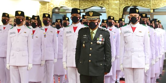 Potret Tim Pancasila Tangguh Pengibar Bendera Merah Putih di Istana Negara