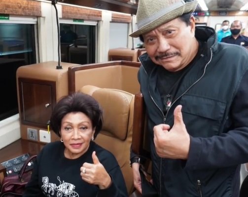 momen mertua panglima tni lakukan perjalanan dengan kereta api