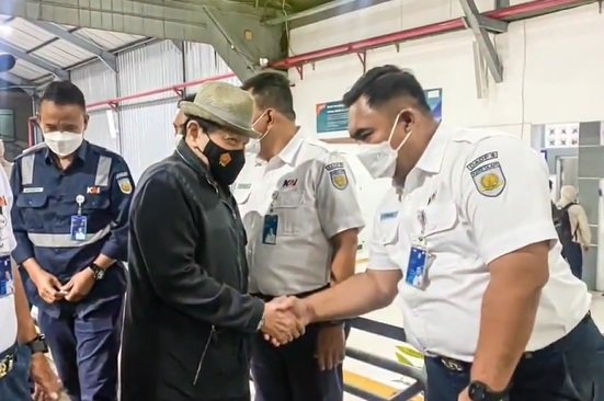 momen mertua panglima tni lakukan perjalanan dengan kereta api