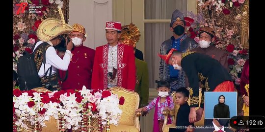 Momen Jokowi Didampingi Cucu saat Upacara HUT ke-77 RI di Istana Merdeka