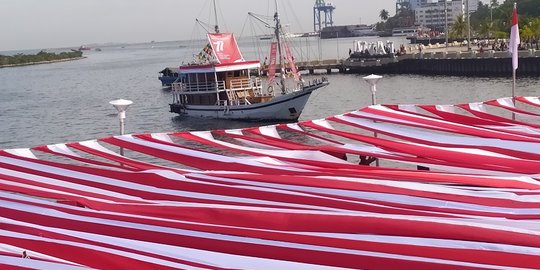 Upacara HUT RI ke-77, Wali Kota Makassar Kibarkan 5.000 Meter Bendera Merah Putih