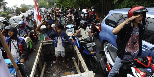 Momen Pengendara Hormat untuk Peringati Detik-Detik Proklamasi