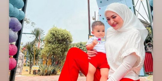 Menggemaskan, Ini Foto Kompak Nathalie Holscher dan Baby Adzam Pakai Baju Merah Putih
