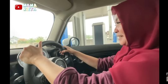 Mama Rieta Jajal Mobil Baru Nagita Slavina, Sempat Bingung saat Nyalakan Mobilnya