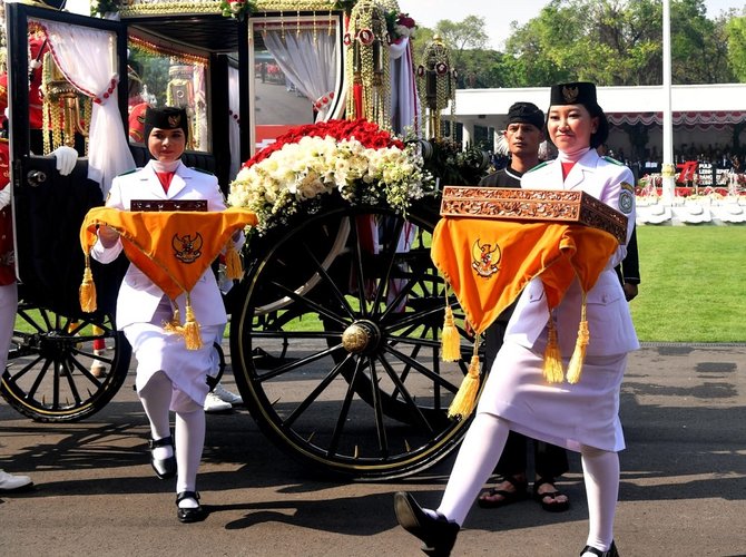 kemeriahan kirab budaya bendera pusaka di istana