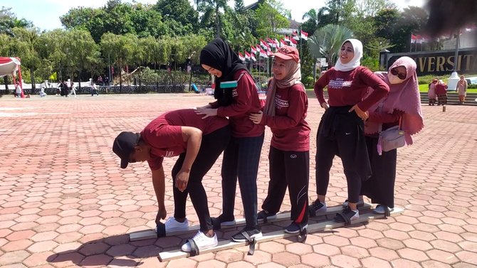 mahasiswa internasional ikut lomba agustusan di umm malang