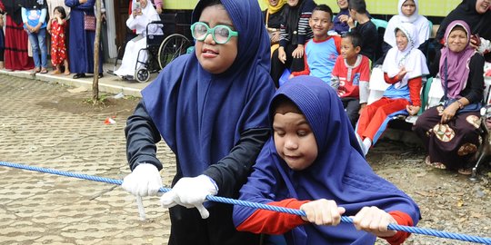 Semangat Santri Tunanetra Ikut Lomba 17 Agustus